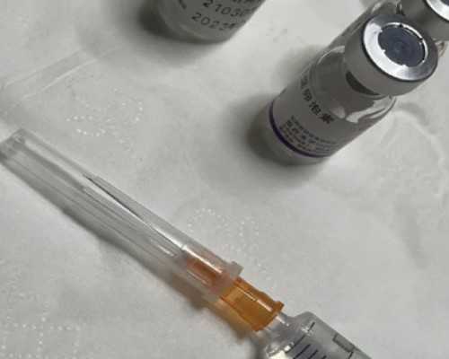 大雨中，她为了救人拦住警车