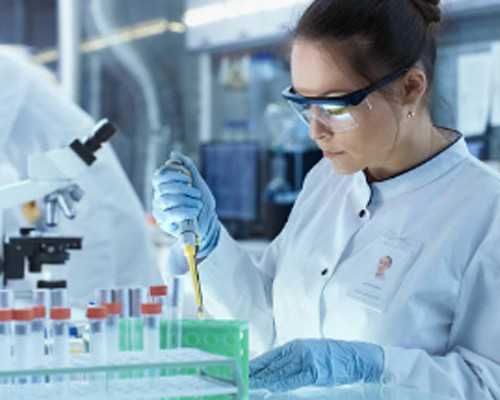 24岁韩国艺人金宥娜遇难，有很好的事业，凑热闹葬送年轻漂亮的她